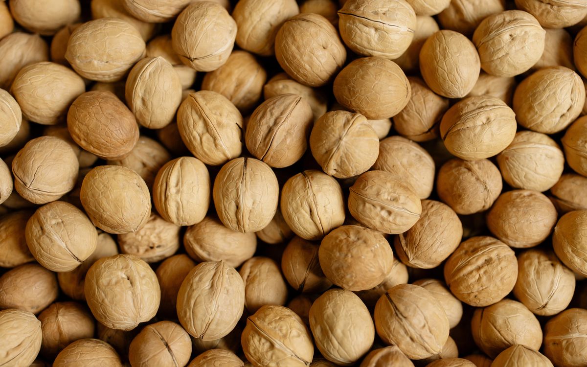 Light inshell walnuts